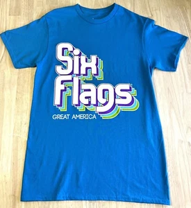 (S) SIX FLAGS Great America RETRO Nombre Adulto Camisa Azul Gráfica Nueva Sin Etiquetas - Imagen 1 de 8