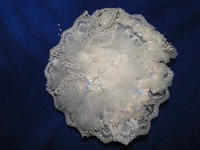 Nuevo Impresionante Ramo de Novia Iridiscente Blanco Floral y Cuentas, Tul Foto 1 de 4