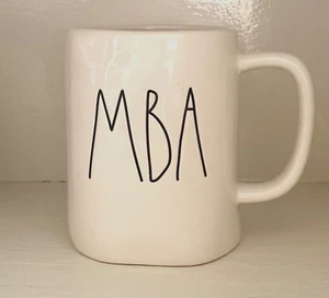 RAE DUNN Tasse MBA Farmhouse Large Letters Artisan Collection Magenta Neu mit Etikett - Bild 1 von 4
