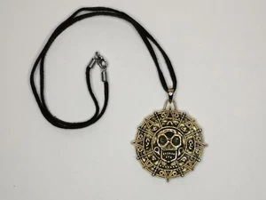 Disney Piratas del Caribe Collar Dorado Colgante Correa de Cuero Calavera Azteca - Imagen 1 de 14