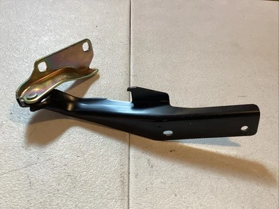 2002-2006 Nissan Altima Right Passenger Hood Hinge Bracket 65400-8J000 - Image 1 of 4