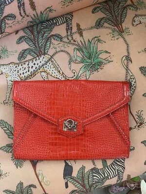 Bolso sin asas con sobre de cocodrilo sintético rojo mercado negro de la Casa Blanca Foto 1 de 4