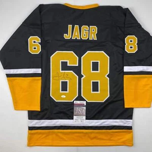 Autographed/Signed Jaromir Jagr Pittsburgh Black Hockey Jersey JSA COA - Picture 1 of 4
