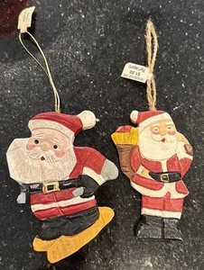 Pier 1 One Wood Carved Santa Claus Hand Painted Christmas Tree Ornament Set Of 2 - Foto 1 di 21