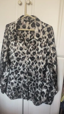 Blusa Essentials Para Mujer Talla 3X Estampado Animal Leopardo Botón Frontal (E4 Foto 1 de 3