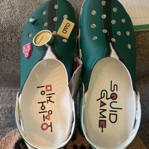 Crocs Squid Game Classic Clog M12 Netflix Limited Edition Shoes Green White 456 - Picture 1 of 12
