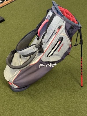 Bolsa de golf Ping Hoofer 14 de pie roja/azul marino/gris con cubierta para lluvia Foto 1 de 4