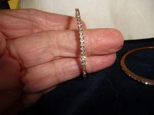 PENDIENTES PERFORADOS DELICADOS AROS R DE 1 3/4"" CON PEQUEÑOS DIAMANTES DE IMITACIÓN TONO DORADO #9/6 - Imagen 1 de 3