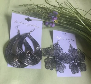 JUEGO DE 2 PARES DE PENDIENTES DE DISEÑO FLORAL COLGANTE GRANDE DE METAL ARMADO - NUEVOS - Imagen 1 de 4