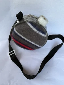 Vintage 2 Qt. Runde verzinkte Metall Kantine Wolle Stoff seitlich mit Riemen & Mütze - Bild 1 von 3