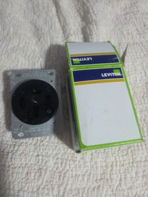 Leviton 8330 Receptacle 30A Power Outlet 18-30R 3�Y Bulk 120/208V Non-Grounding - Image 1 of 3