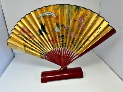 Ventilador oriental dourado pintado à mão com suporte Koi peixes pássaros flores bambu - Imagem 1 de 4