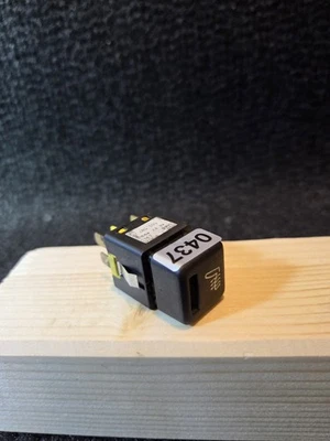 SAAB 9-5 REAR HEATED SEAT SWITCH 42 22 493 ⭐ - Image 1 of 2