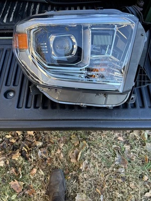Faro derecho derecho Toyota Tundra 2014-2017 Foto 1 de 4