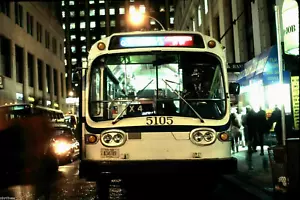 5x7 FARBFOTO NYC BUS 1968 BLITZ - UMGEBAUT GM FISHBOWL #5105 Q-32 32-7 22.12.92 - Bild 1 von 1