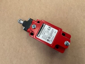 Honeywell GSAC21C Plunger Limit Switch, NO/NC DP - Picture 1 of 2