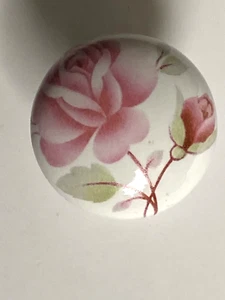 Armario o cajón de cerámica blanca vintage perilla atornillada diseño rosa y follaje - Imagen 1 de 7