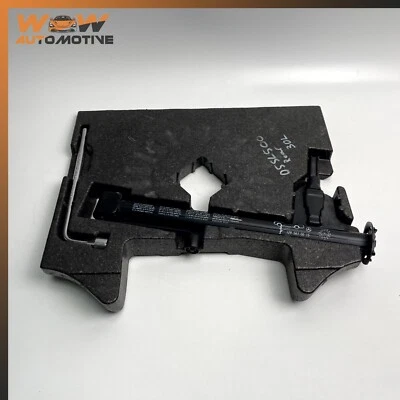 03-12 MERCEDES-BENZ R230 SL500 紧急 SPIRE TIRE JACK 带 FOAM HOLDER 原始设备制造商 — 第 1/4 张图片