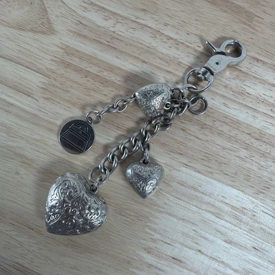 Kathy Van Zeeland Cartera Dije Llavero 3D Corazones Puff Accesorio Tono Plateado Foto 1 de 4