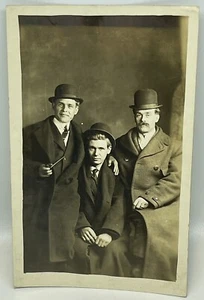 RPPC Dapper hübsche Herren Derby Hüte Pfeife Umarmung Ring Schnurrbart - Bild 1 von 2
