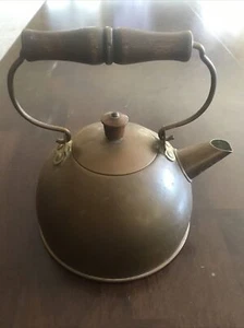Antigua tetera pequeña de cobre con mango de madera - De colección - Imagen 1 de 9