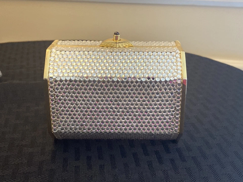 Cartera Judith Leiber Cristal Tesoro Forma Cofre Foto 1 de 4