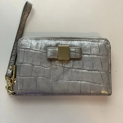 Carteira de pulso Ivanka Trump prata em relevo.  - Imagem 1 de 4