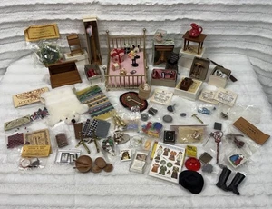 Gran Lote Surtido Vintage Casa de Muñecas Muebles Alfombras Platos de Cama Accesorios - Imagen 1 de 16