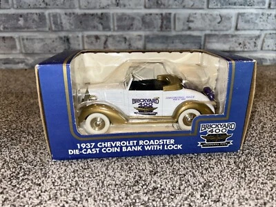 Banco de monedas fundidas a presión Chevrolet Roadster 1937 NASCAR de colección con cerradura escala 1/24 Foto 1 de 4