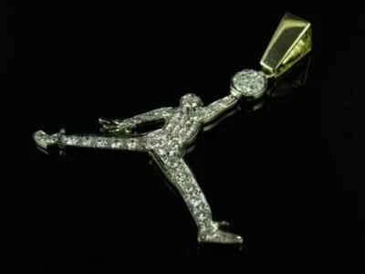 Colgante con dije Jumpman Jordan de corte redondo de moissanita de 1,20 quilates enchapado en oro amarillo de 14 quilates Foto 1 de 4