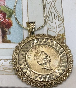 Colgante de 18 k Queen Elizabeth II en cadena de lujo de 18 k - Imagen 1 de 8