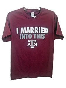 Camisa Texas A&M Aggies Me casé con este granate manga corta adulto mediana NUEVA - Imagen 1 de 3