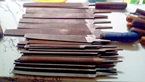 Posten Metallschneidfeilen, verschiedene Größen und Typen Posten 50 PS + Griffe - Bild 1 von 21