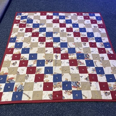 Edredón de retazos hecho a mano con estampado de oso de peluche - Manta de bebé roja, azul y tostada Foto 1 de 4