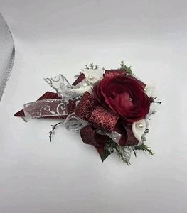 Dunkelrote Corsage Abschlussball Blumen Handgelenk - Bild 1 von 8