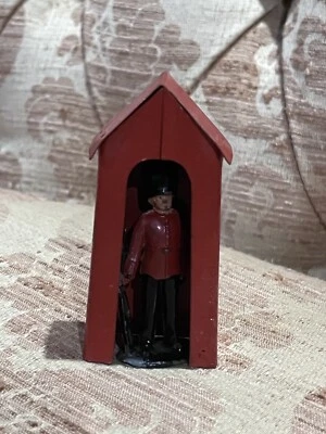 Antiguo guardia de juguete de plomo de media luna con caja centinela roja de hojalata Foto 1 de 3