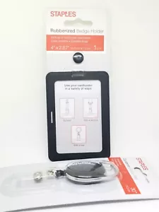 Staples Porta Badge Gommato e Bobina per Badge 4" x 2,87"... Nuovo - Foto 1 di 7