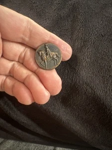 VINTAGE ROMAN SOLDIER HORSE CUFF LINK - Picture 1 of 2
