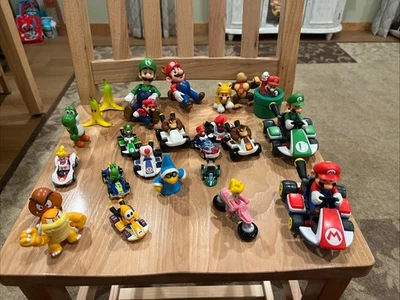 Lote de 25 piezas de juguetes y vehículos de personajes de Mario Kart varios. Foto 1 de 4