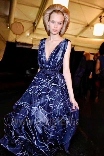 Vestido FAIRY TALE Carolina Herrera $8780 passarela PINTADO À MÃO SEDA com xale 6 - Imagem 1 de 4