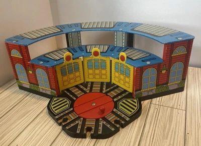 Tocadiscos Cobertizo de Tren Compatible con Thomas Ferrocarril de Madera Casa Redonda Foto 1 de 4