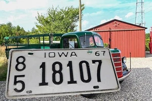 Vintage Iowa 1967 License Plate Set Man Cave Wall Decor Bird House - Picture 1 of 3