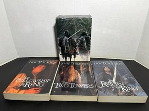 JRR Tolkien "Lord Of The Rings” Trilogy Paperback Book Box Set 2001 - Imagen 1 de 12