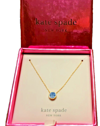 Ciondolo disco pavè argilla blu Kate Spade forma rotonda incastonato in oro giallo placcato