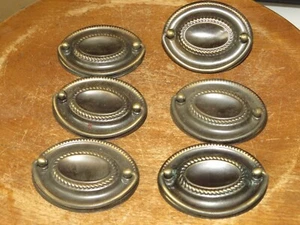 6 antike Schubladengriffe mit ovaler Rückseite und Bronzeoberfläche - Bild 1 von 5
