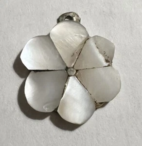 Small VINTAGE Handmade Mother Of Pearl Flower Necklace PENDANT/Bracelet CHARM - Picture 1 of 7