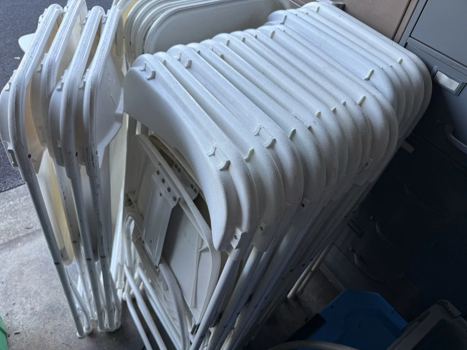 10 sillas blancas de fiesta en venta. Sillas de plástico Foto 1 de 1