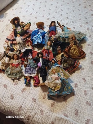 Lot De 18 Anciennes  Poupées  Folklorique De Collection - Photo 1/4