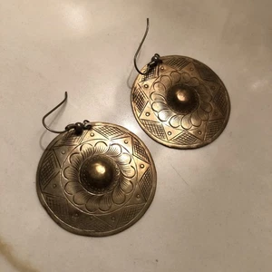 Silber indische/ostasiatische Scheibe Knopf Ohrhänger 2,5" Blume Gravuren Vintage - Bild 1 von 8