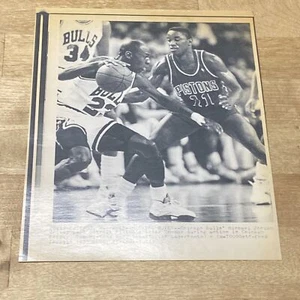Rare 1990 Michael Jordan AP Laser/wire/type III photo vs Isiah Thomas - Picture 1 of 6
